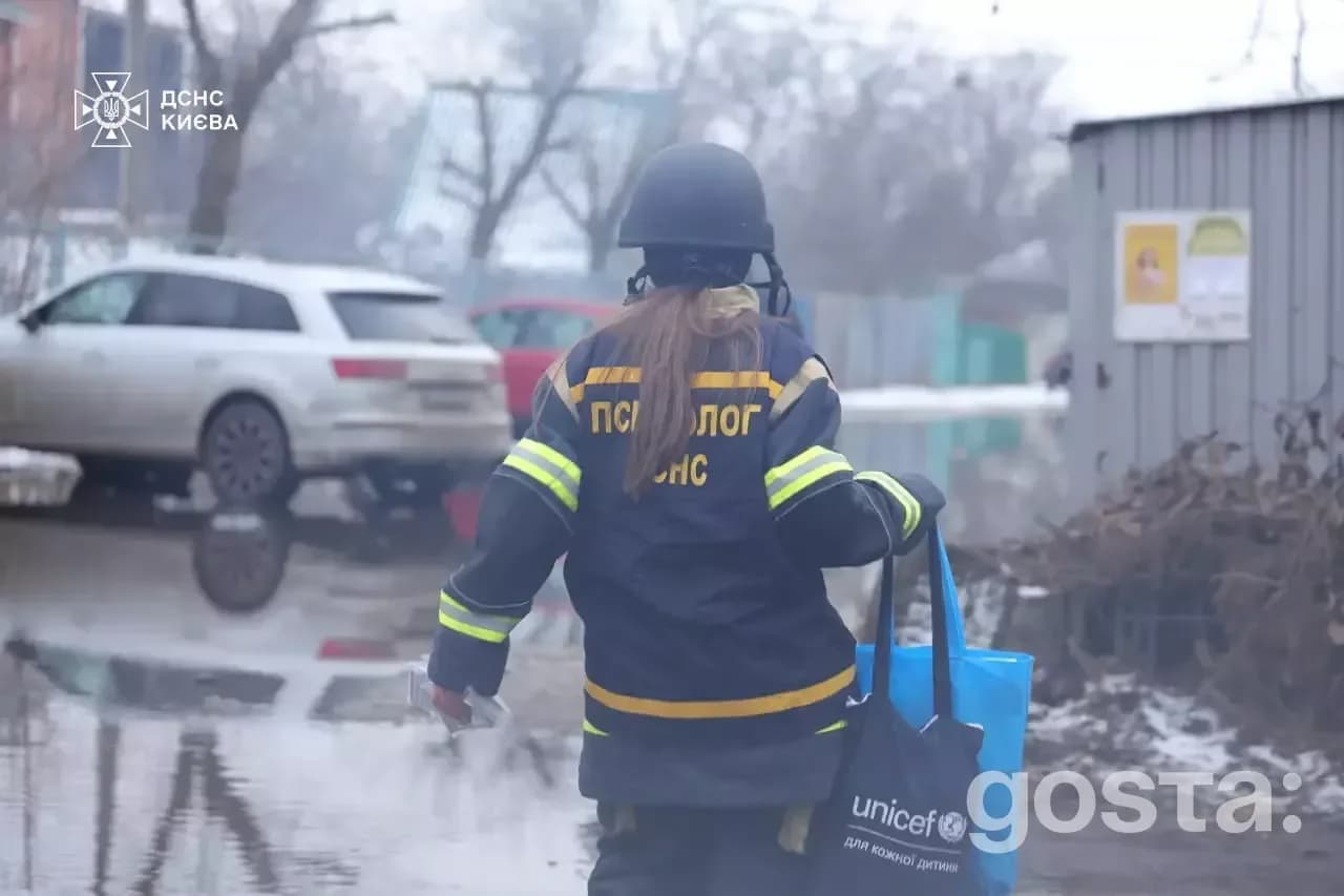 Космічний ракетний обстріл: рятувальниця ДСНС діє на місці атаки, ліквідуючи наслідки удару в Києві.