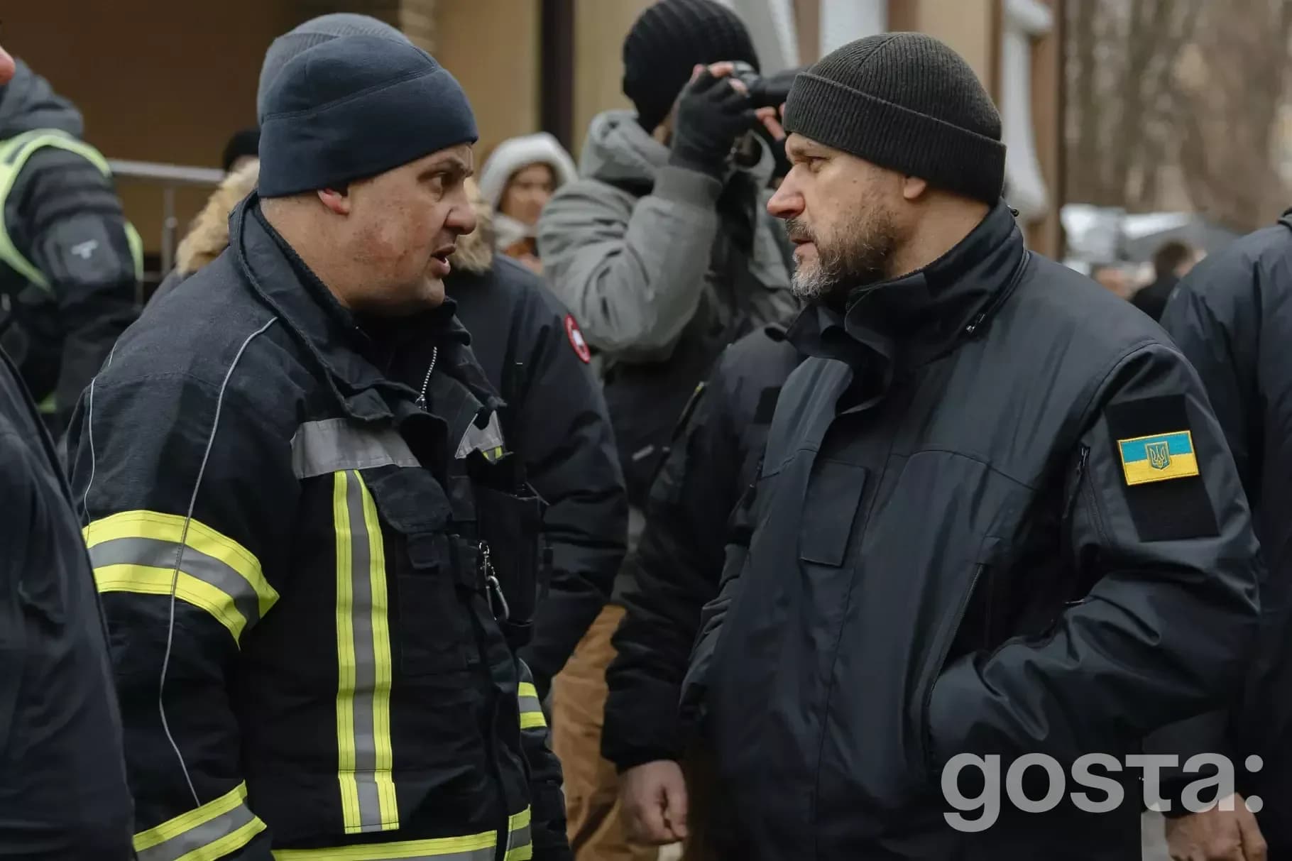 Міністр Ігор Клименко спілкується з рятувальниками під час аварійно-рятувальних робіт у Києві.