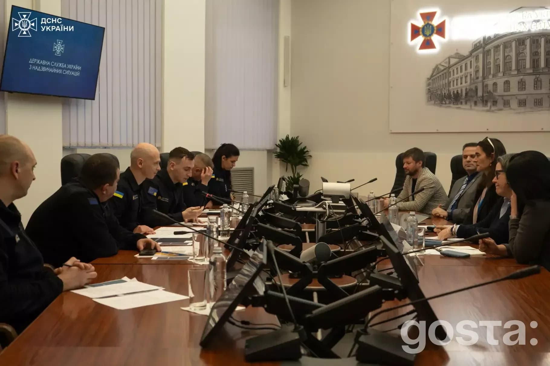 Зустріч представників ДСНС України та гуманітарних організацій, обговорення підготовки до кризових ситуацій.