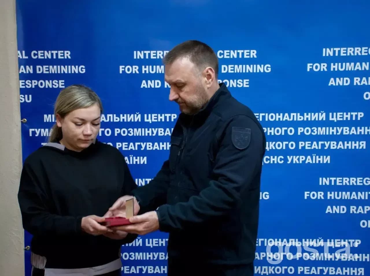 Вручення ордену «За мужність» родині загиблого сапера Василя Белінського під час церемонії в Україні.