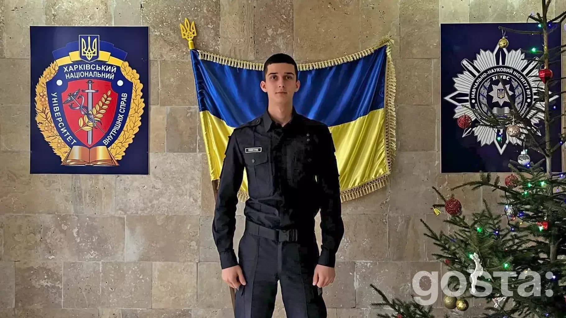Курсант Роман Пліхтяк на фоні прапора України, символізуючи відвагу та рятування дітей у Коломиї.