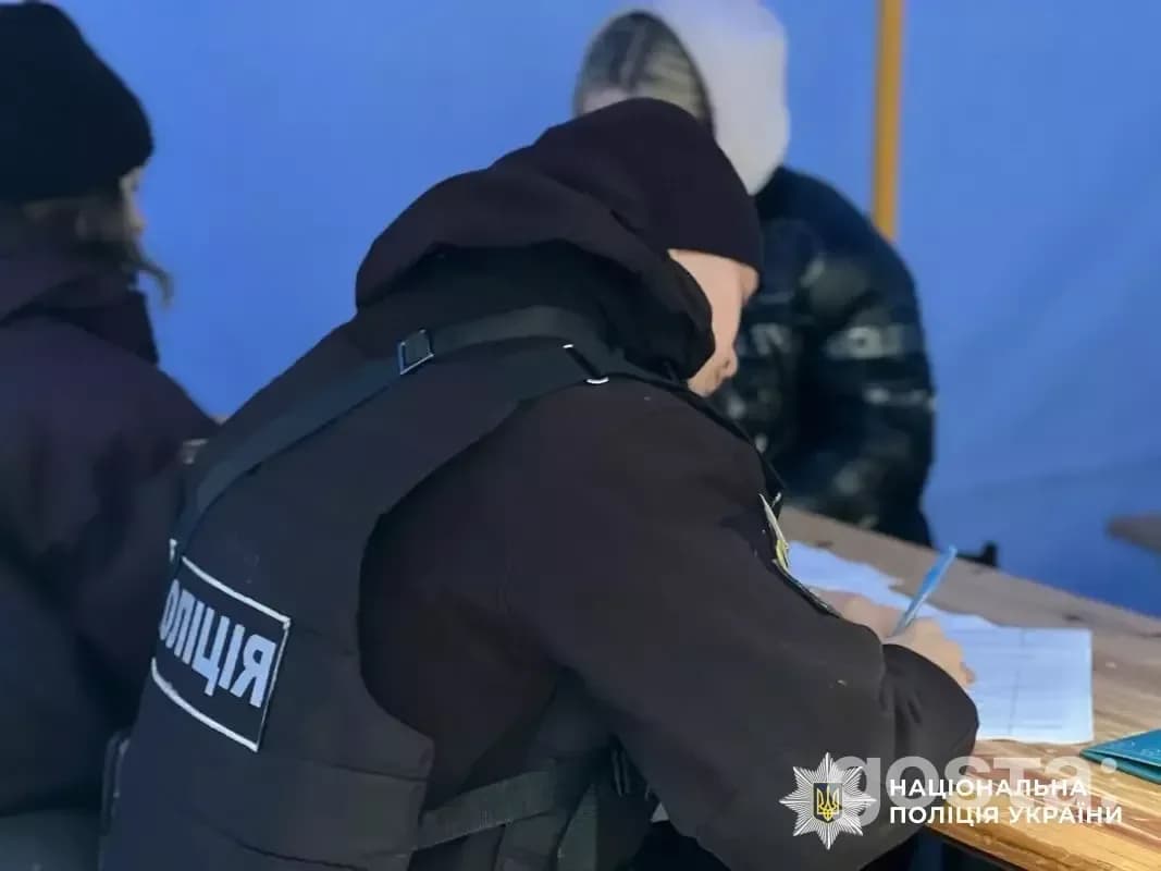Поліцейський записує інформацію в мобільному пункті після атаки на Дніпро, надаючи допомогу постраждалим.