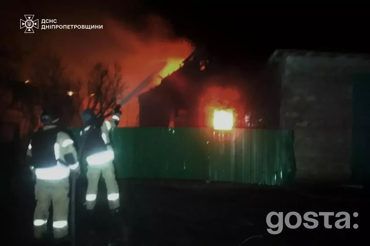 Рятувальники гасіння пожежі в Дніпрі після російського обстрілу, що призвів до руйнувань і постраждалих.