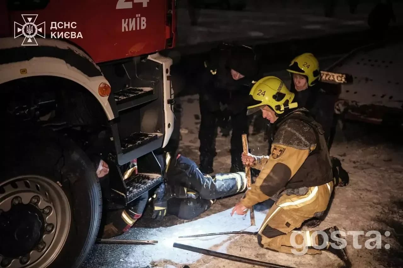 Рятувальники ДСНС України ліквідовують наслідки обстрілів, демонструючи відвагу та координацію в кризі.