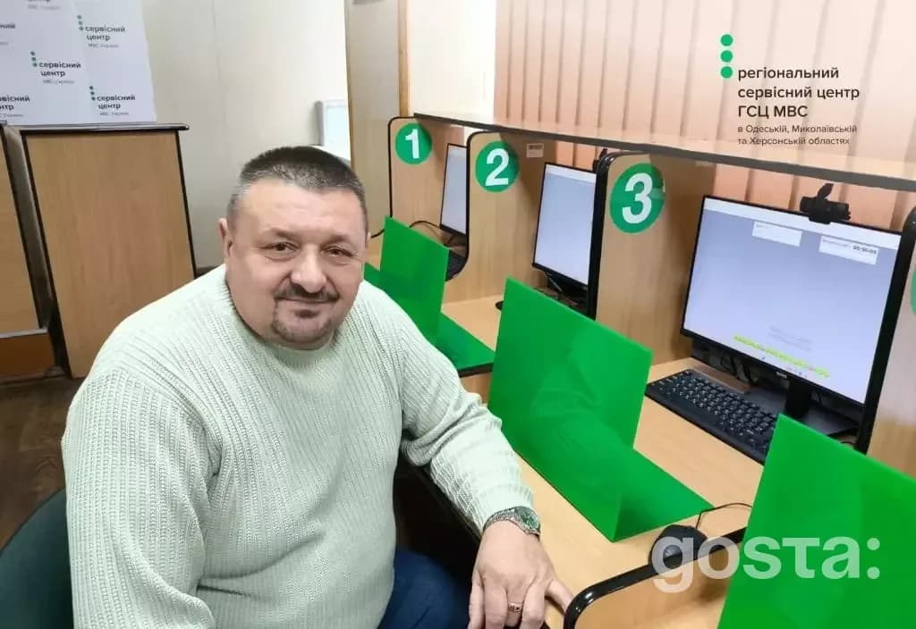 Ветеран війни Ігор Олексійович в сервісному центрі МВС Миколаєва, після отримання свідоцтва водія тролейбуса.
