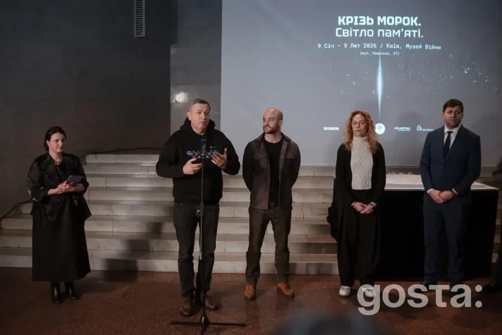 Виставка «Крізь морок. Світло памʼяті» у музеї, присвячена наслідкам війни в Харківській області.