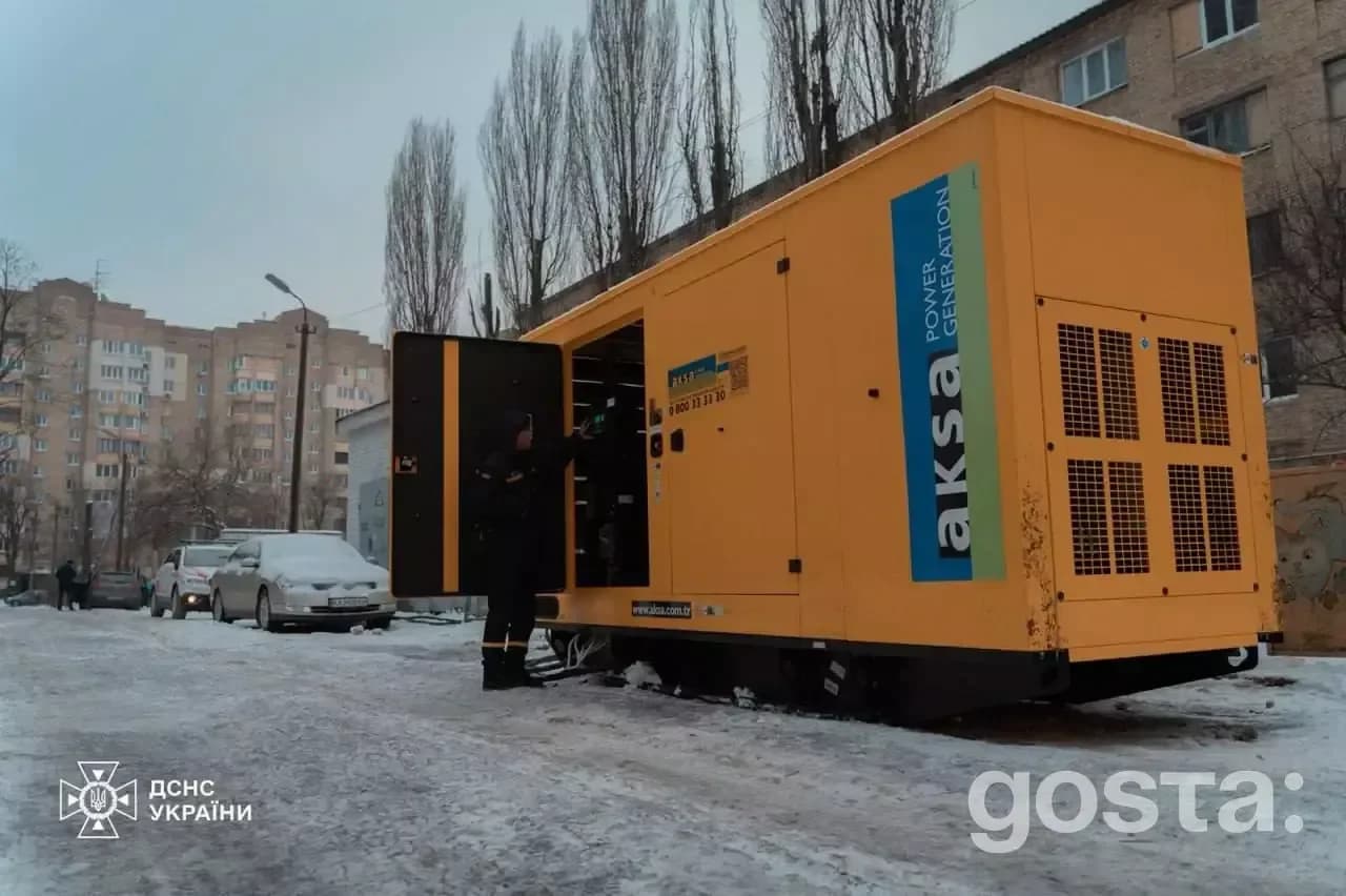 ДСНС України встановлює генератор для аварійного живлення у Києві, допомагаючи відновити енергопостачання після обстрілі