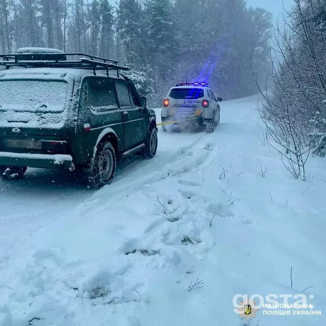Засніжена дорога: автомобілі ДСНС України і поліції працюють під час снігопаду для забезпечення безпеки та допомоги.