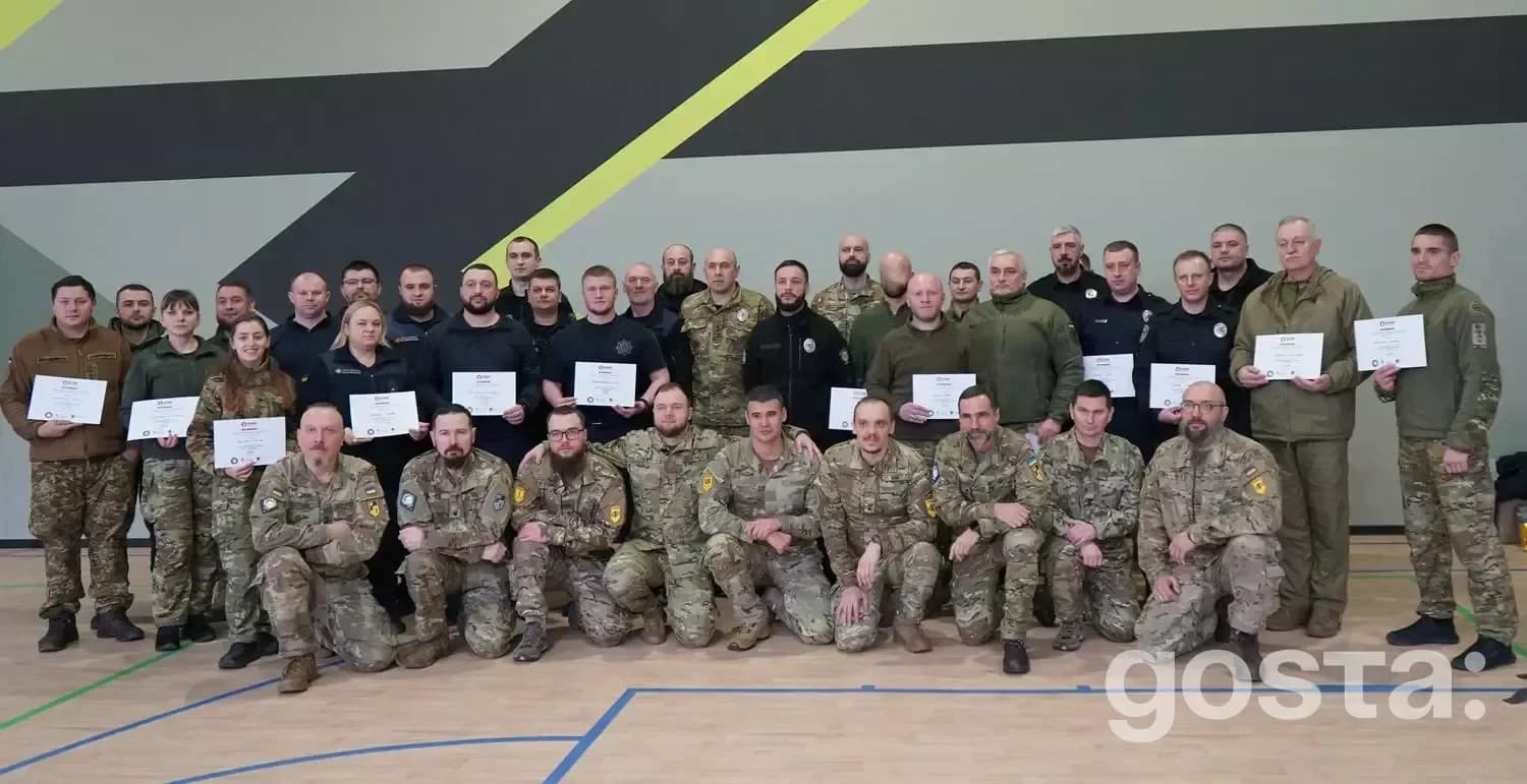 Учасники семінару в Криворізькому ліцеї МВС, з яких складається групове фото з сертифікатами.
