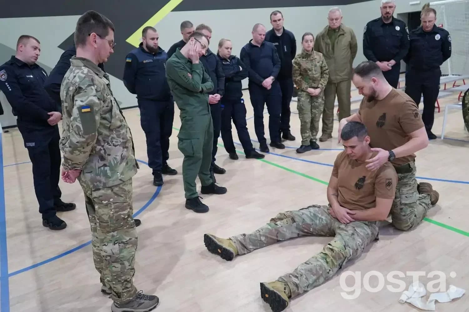 На зображенні тренінг з тактичної медицини у Криворізькому ліцеї МВС з військовими інструкторами.