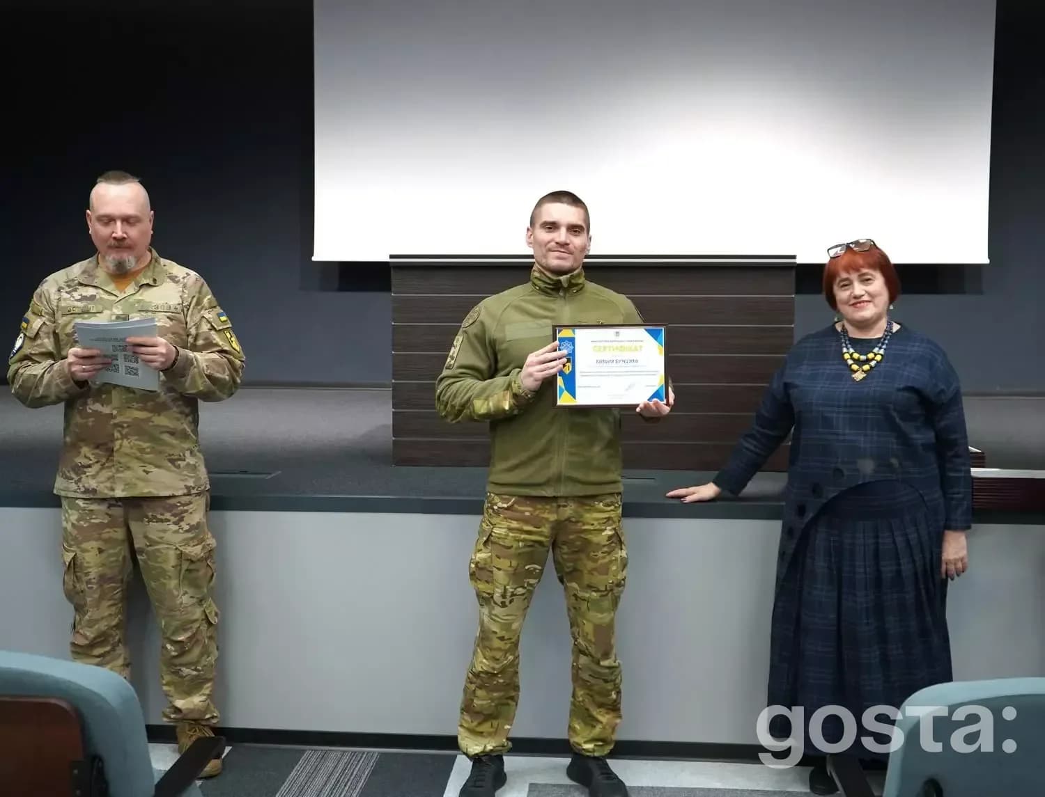 На зображенні відбувається вручення сертифікатів учасникам семінару-тренінгу в ліцеї МВС у Кривому Розі.