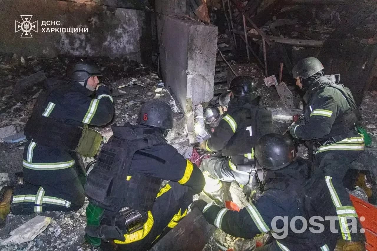 Рятувальники працюють вночі після російських обстрілів; пошкодження будівлі, уламки, екстрені служби на місці.