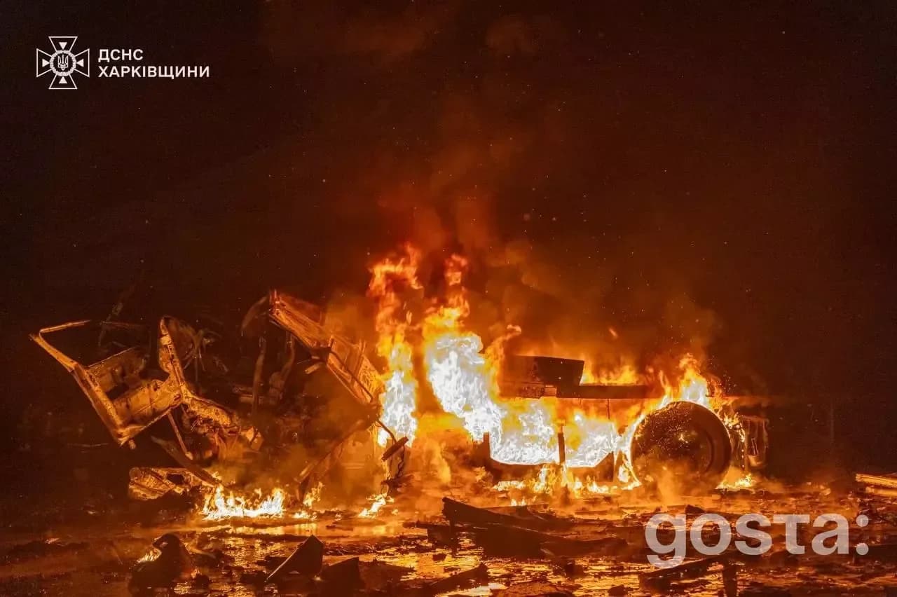 Пожежа та руйнування після обстрілу на Харківщині, вогонь охоплює знищену техніку.