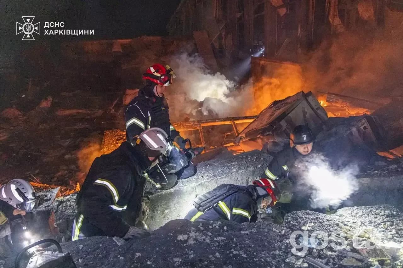 Рятувальники на місці обстрілу в Україні; дим і вогонь; пошкоджена інфраструктура; екстрені служби працюють.