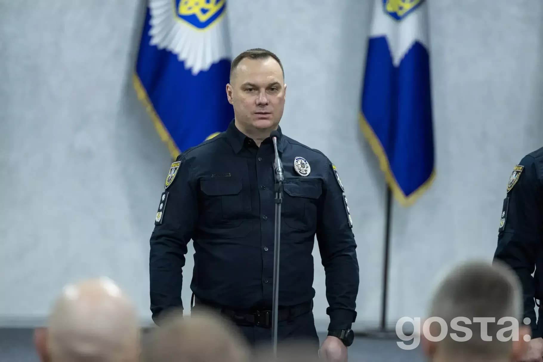 На фото зображено промову представника Національної поліції України на урочистому заході на честь бригади «Лють».