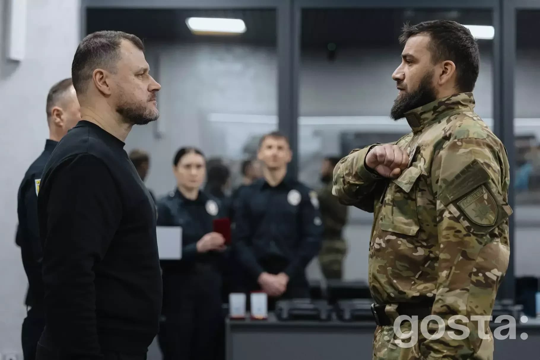 Міністр вручає нагороди бійцю штурмової бригади «Лють» з нагоди річниці підрозділу Національної поліції України.