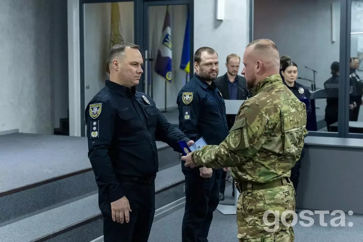 Не знаю, хто зображений на фото. Міністр внутрішніх справ нагороджує бійців бригади «Лють» Національної поліції України.