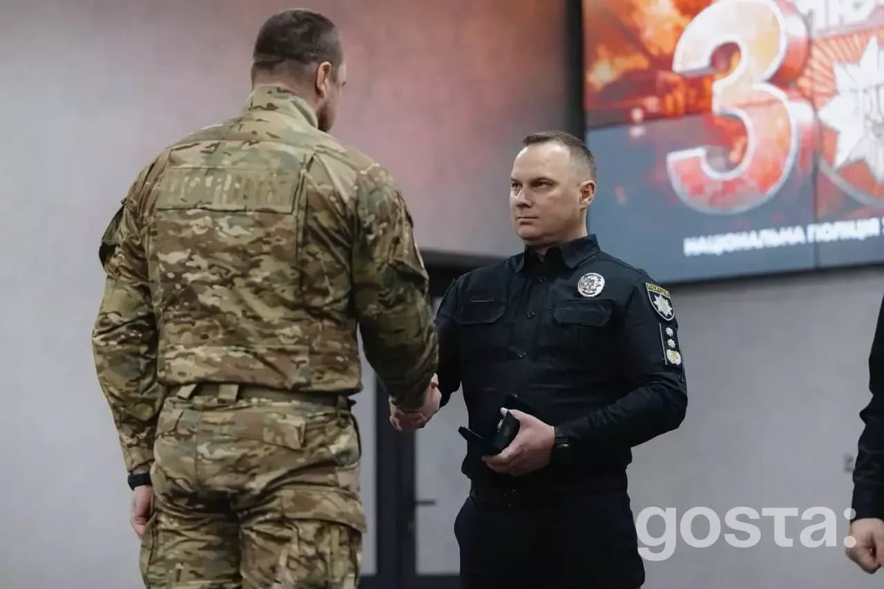 Міністр і Голова Нацполіції України нагороджують бійців бригади "Лють" під час церемонії третьої річниці підрозділу.