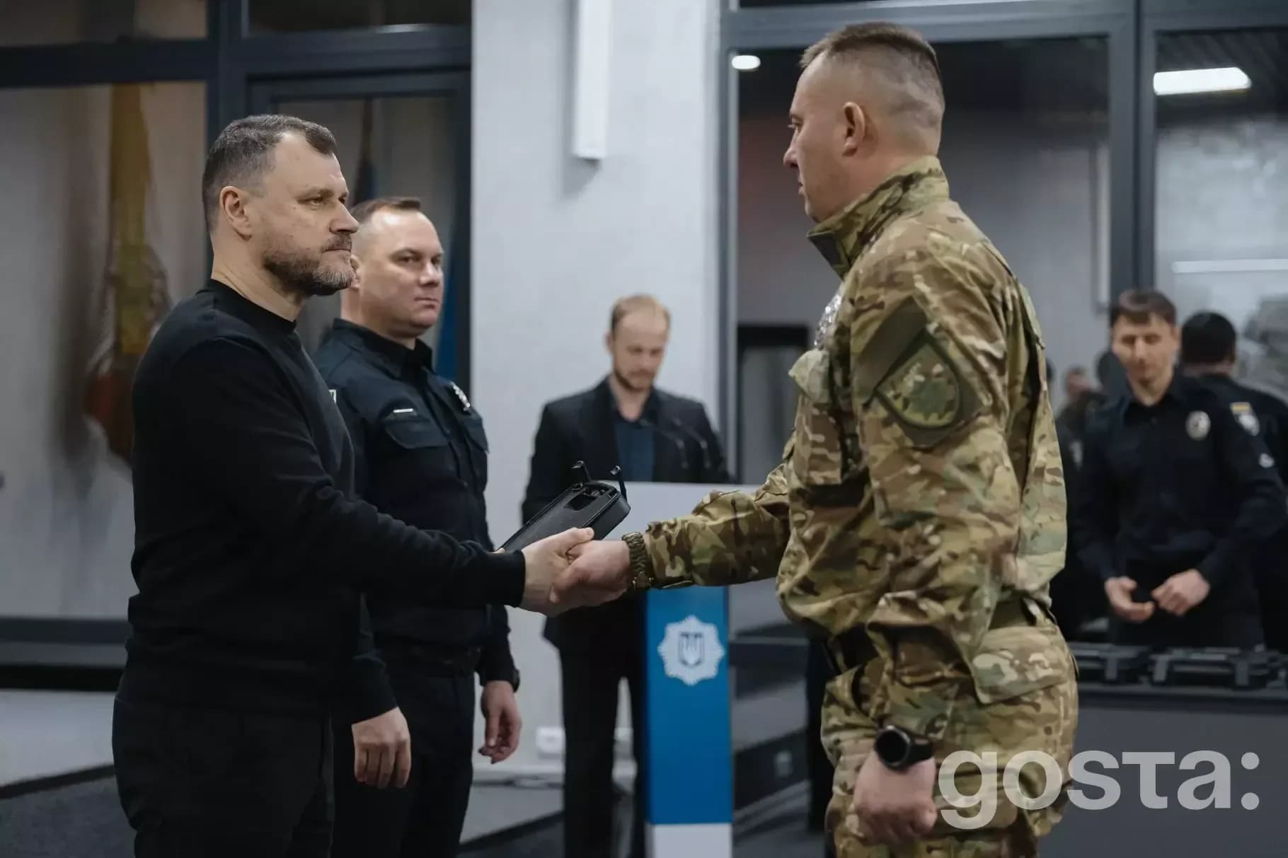 Міністр вручає нагороду бійцю штурмової бригади «Лють» Нацполіції України з нагоди третьої річниці її створення.