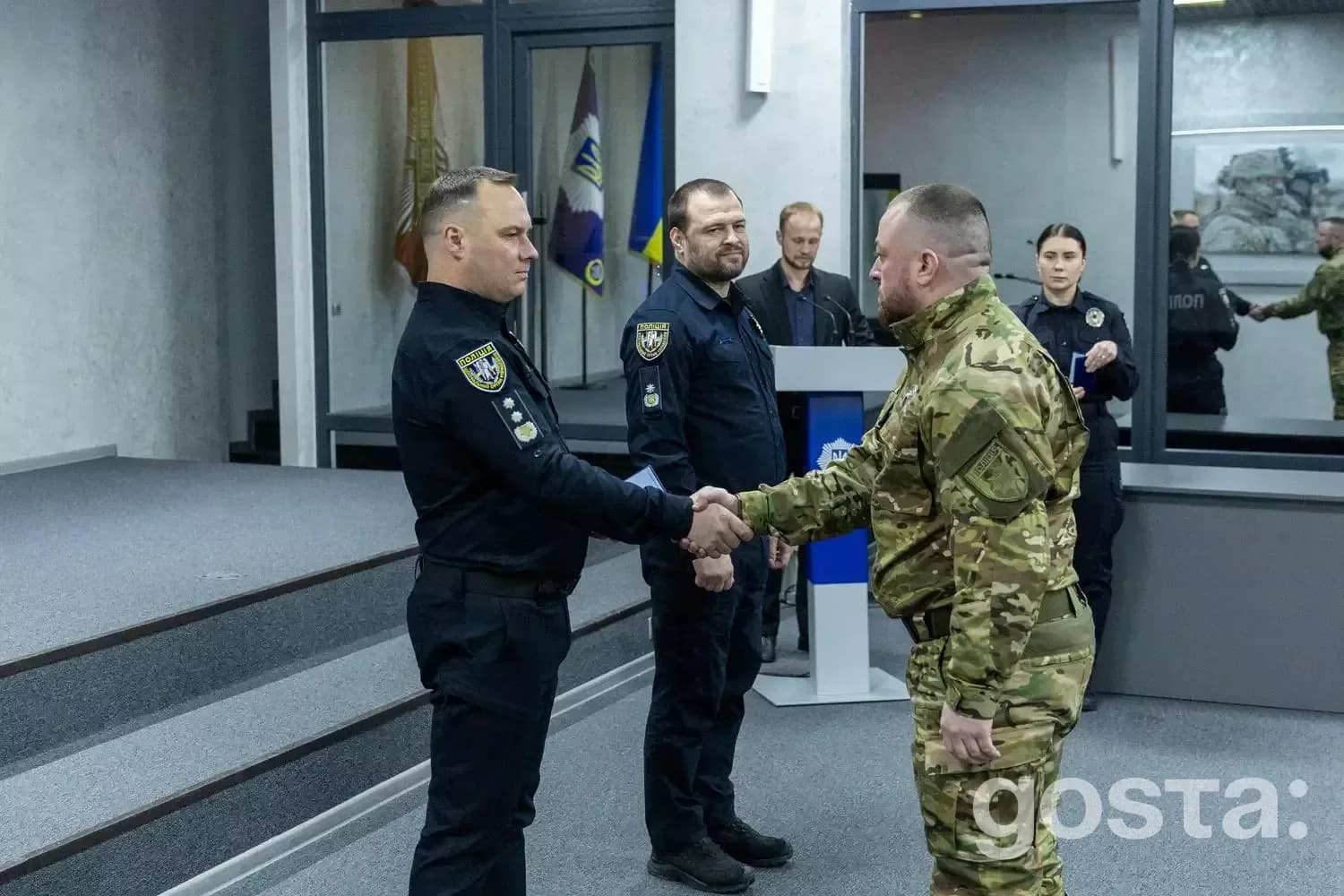 Не можу визначити, хто зображений на фото, але тут зображений момент нагородження бійців штурмової бригади НПУ «Лють».