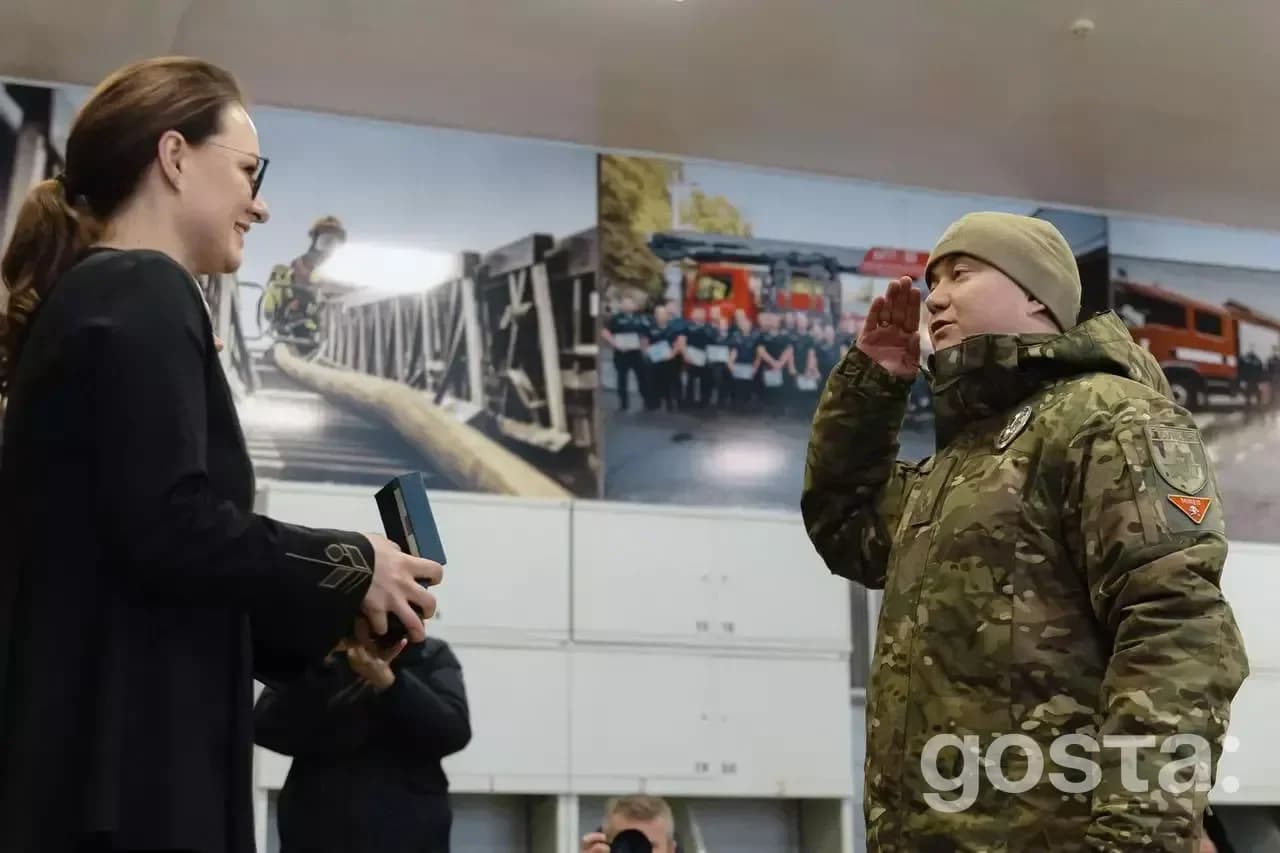 Юлія Свириденко вручає нагороду рятувальнику ДСНС України.