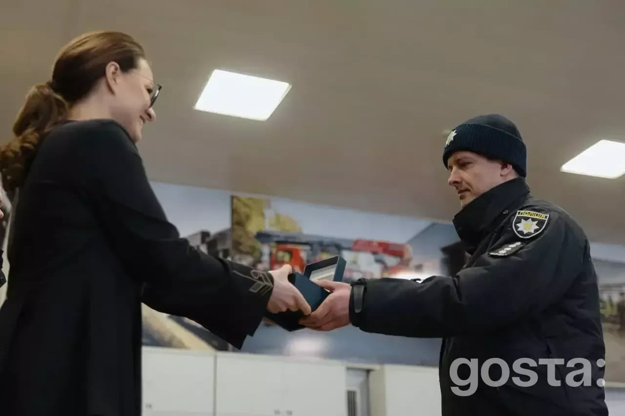 Юлія Свириденко вручає нагороду українському рятувальнику, церемонія відзначення героїв ДСНС та Нацполіції України.