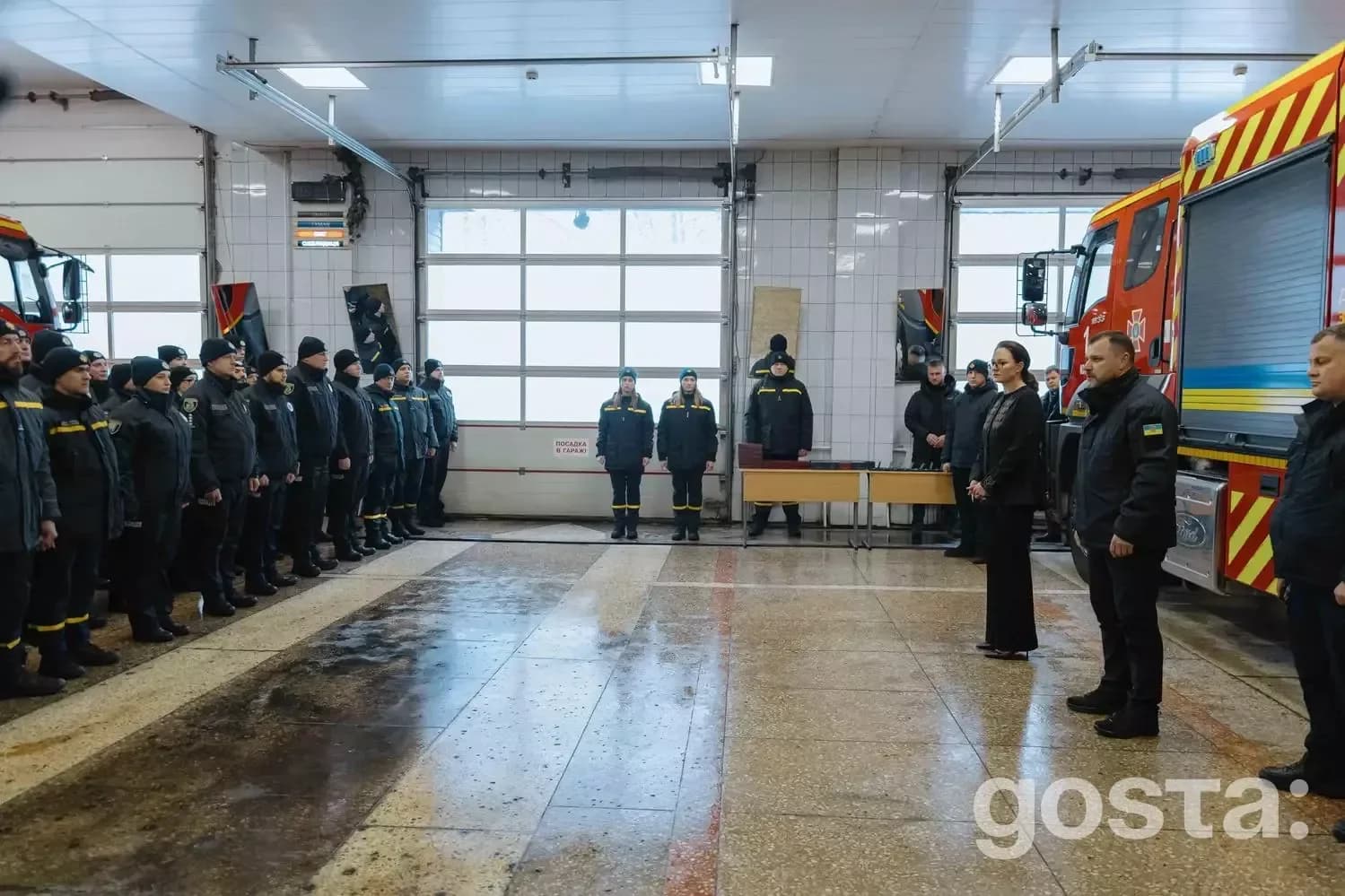 На фото вручення відзнак рятувальникам і поліцейським в Україні, присвячене їхній мужній роботі.