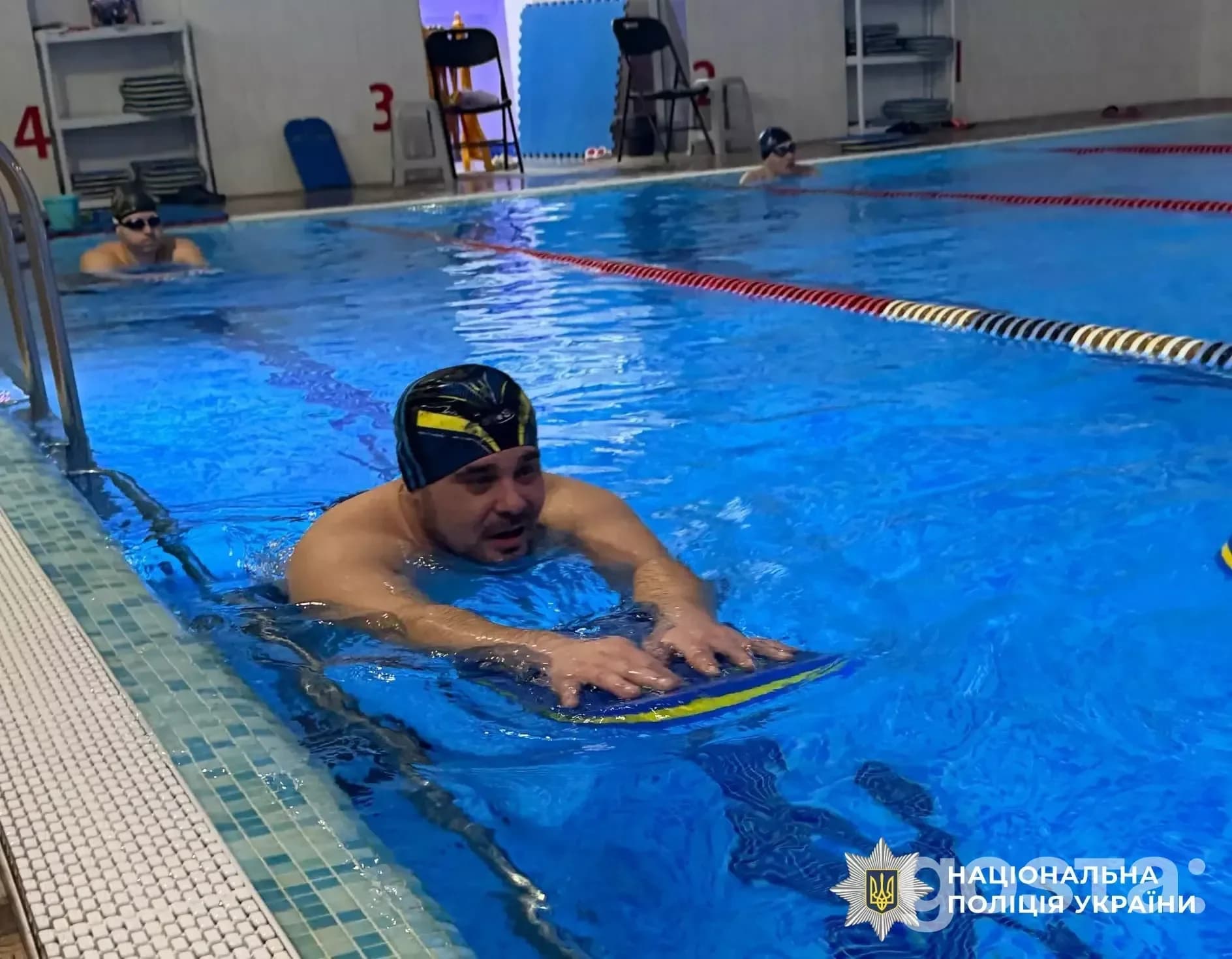 Ветерани займаються водною реабілітацією в басейні на Кіровоградщині, підтримуючи фізичне та емоційне відновлення.