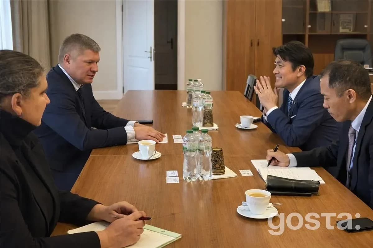 Я не можу визначити конкретних осіб на фото, але зображення показує ділову зустріч українських та японських представникі