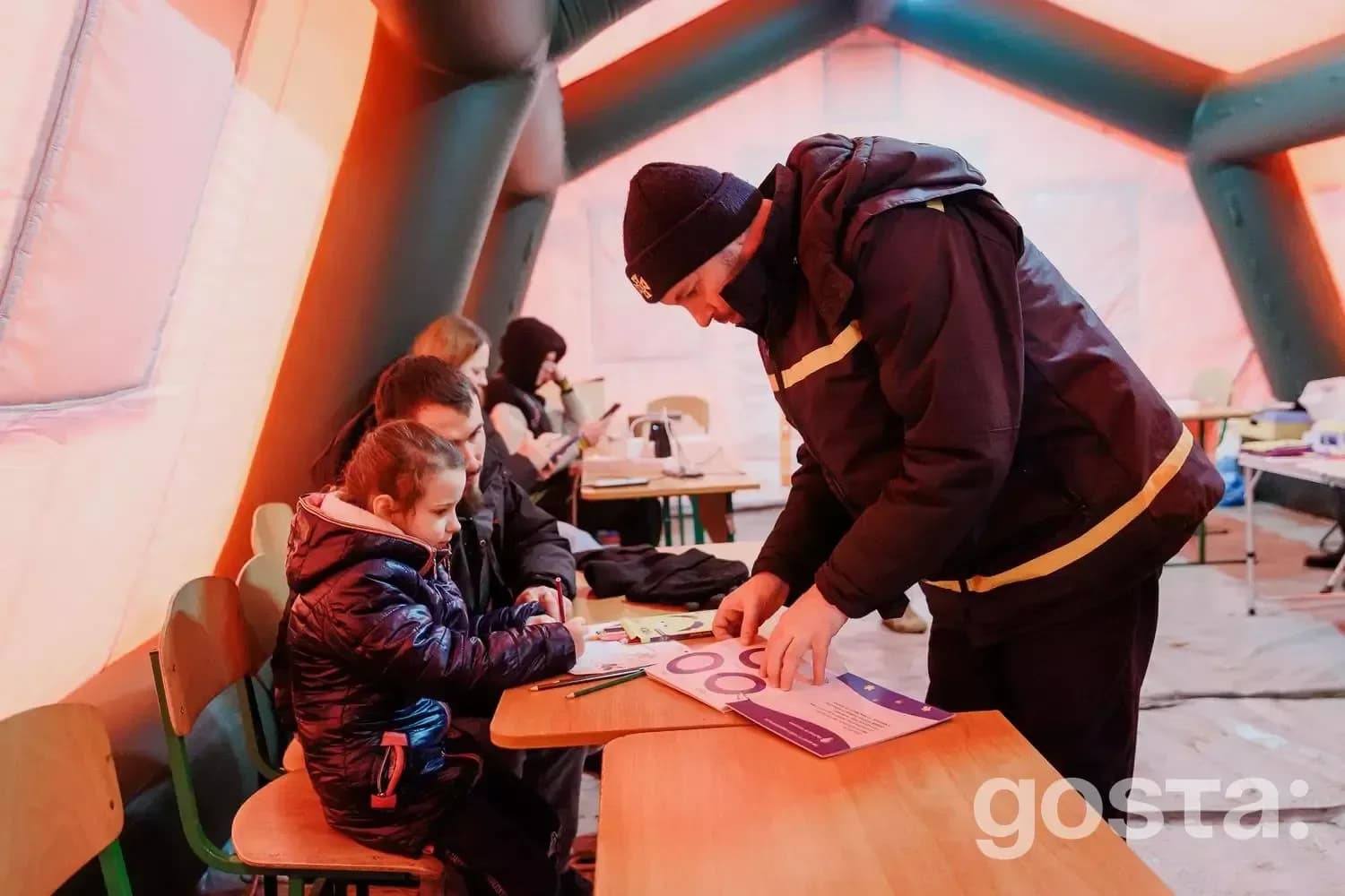 Рятувальники ДСНС України допомагають людям у наметі, створеному під час надзвичайної ситуації в країні.