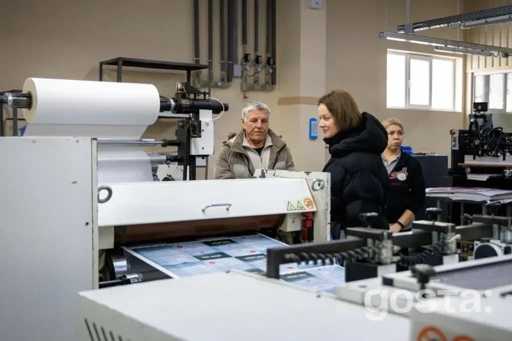 На зображенні заступниця Міністра культури України оглядає виробниче приміщення поліграфічного підприємства.