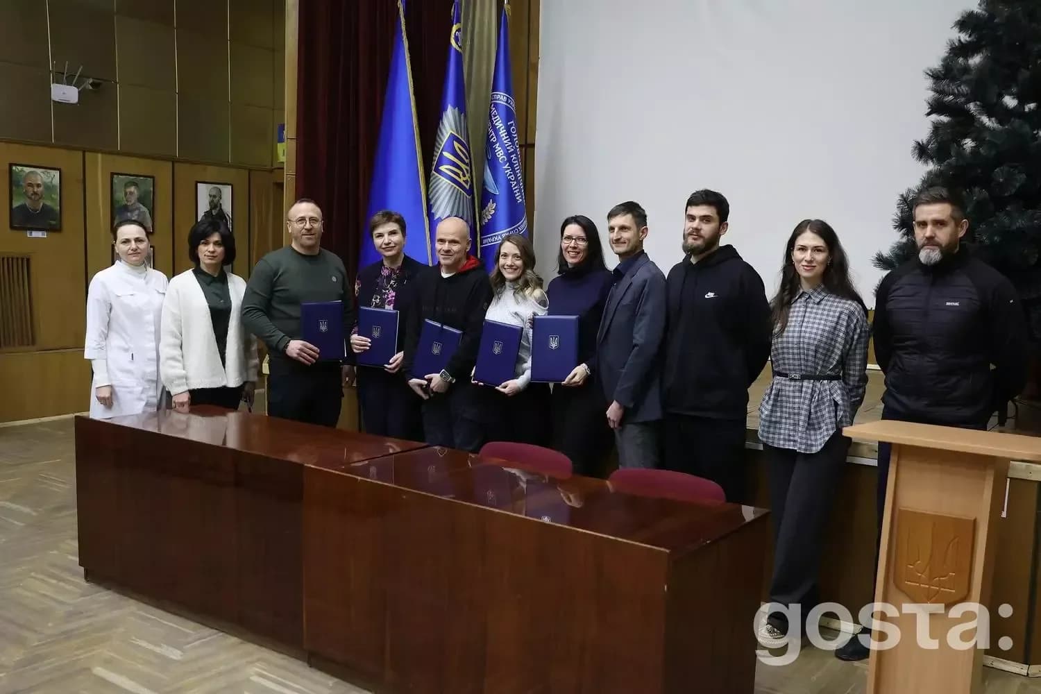 Не знаю, хто на зображенні, але це група людей на церемонії підписання меморандуму про міжнародну співпрацю в МВС Україн