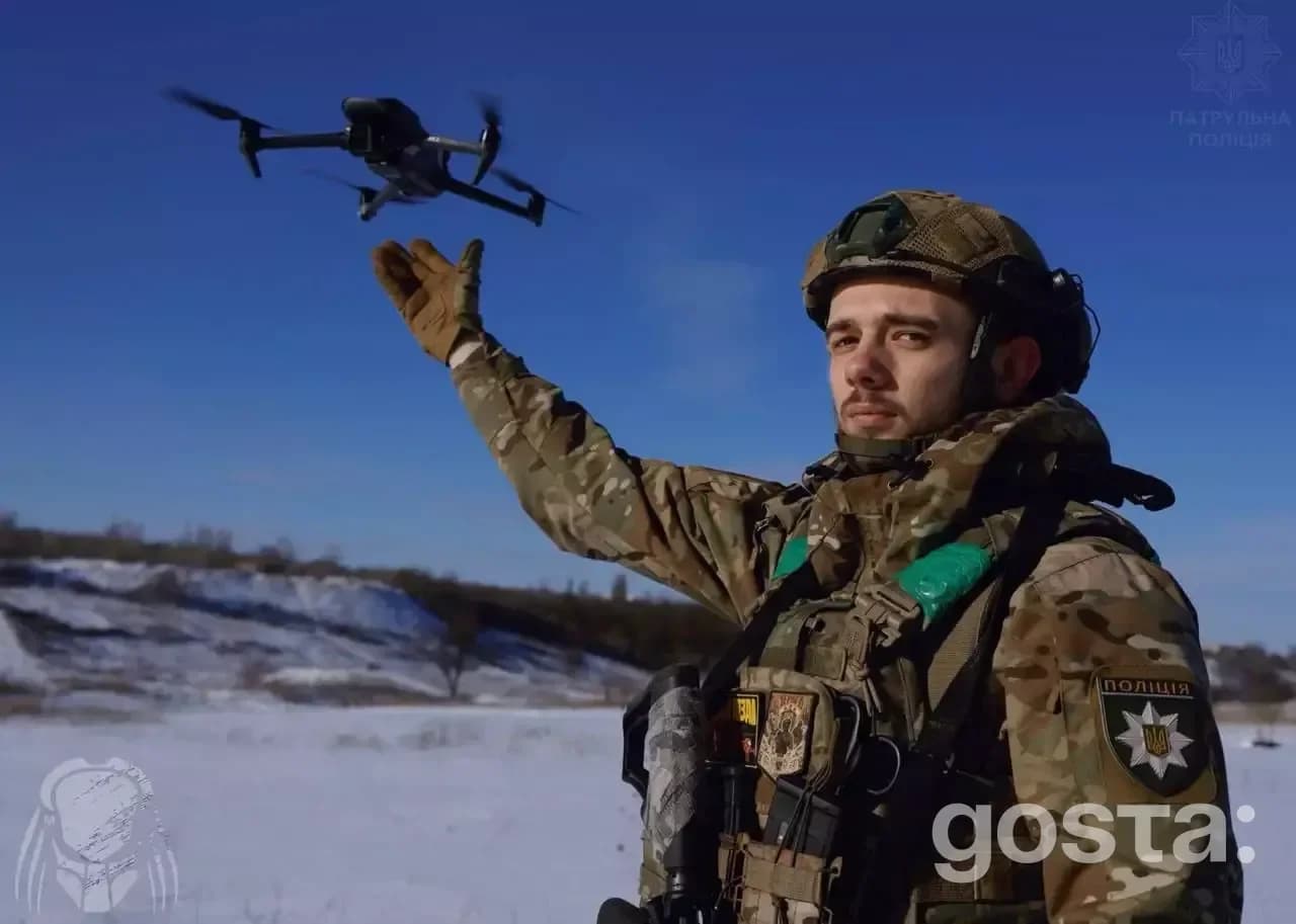 Боець Нацполіції України запускає дрон взимку, патрульна поліція на фронті.