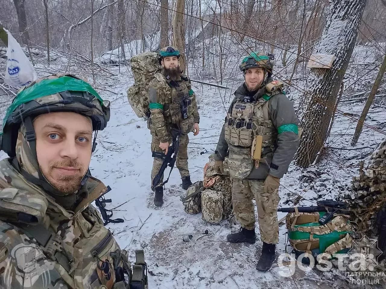Учасники бригади Патрульної поліції «Хижак» на засніженому фронті в зимовій уніформі.