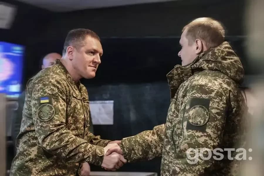 На фото командувач НГУ перевіряє частини Нацгвардії України в зоні Чорнобильської АЕС.