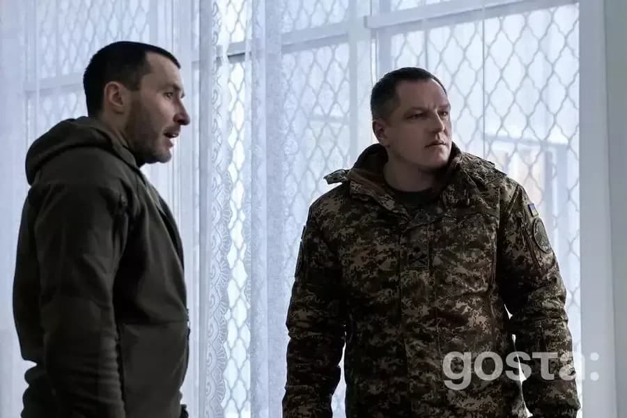 На зображенні командувач НГУ інспектує захист Чорнобильської АЕС разом із військовими у формі.