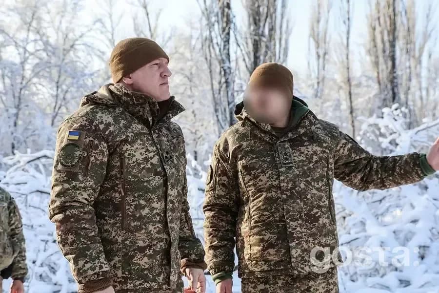 На фото командувач НГУ перевіряє безпеку біля Чорнобильської АЕС.