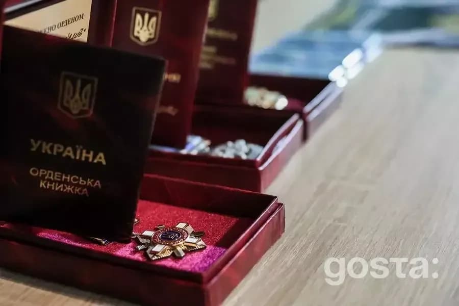 Ордени та нагороди на столі під час перевірки командувачем НГУ стану охорони Чорнобильської АЕС.