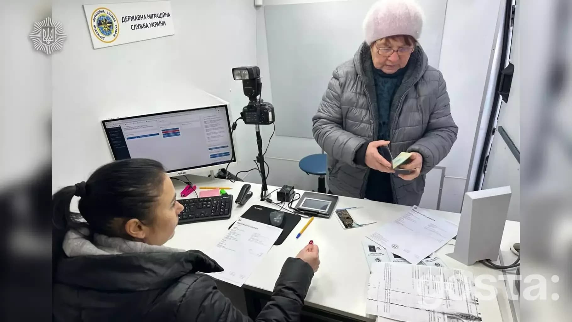 На фото мобільна група ДМС України приймає документи для біометричних паспортів у віддаленому пункті.