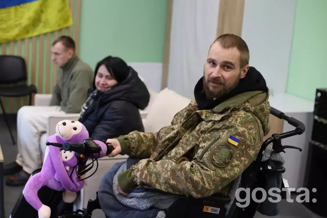 Ветеран в камуфляжі на візку в сервісному центрі МВС отримує консультацію, підтримка ветеранів.