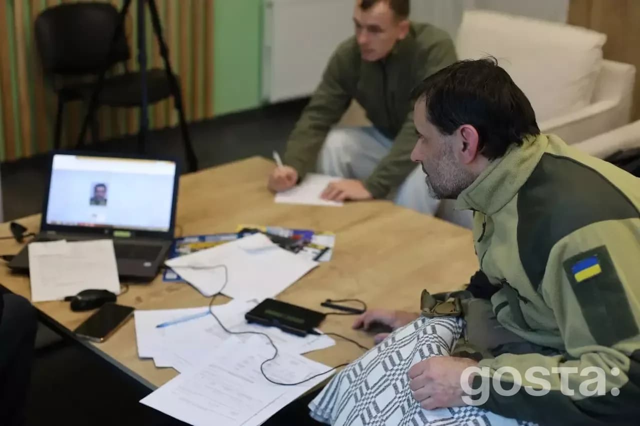 Учасники надають консультації у сервісному центрі МВС для підтримки ветеранів та військових.