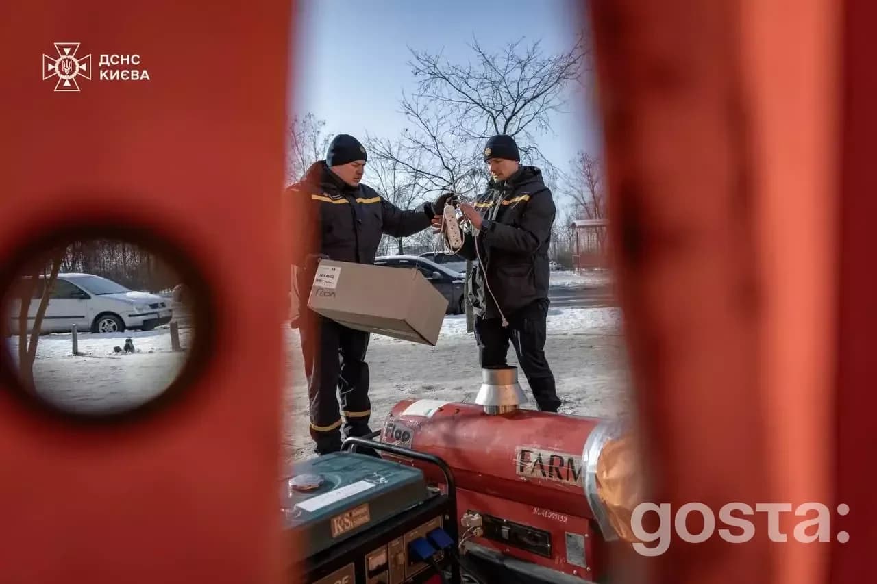 Міністр Ігор Клименко на об'єкті ДСНС, де рятувальники проводять аварійні заходи після російських ударів по інфраструкту