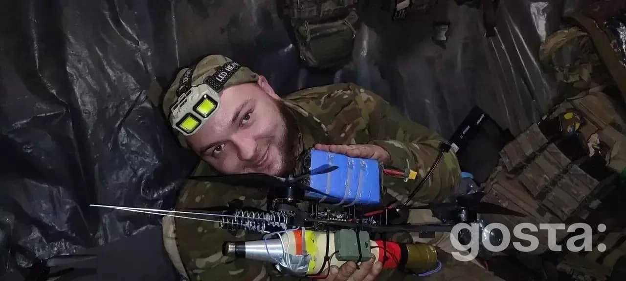 На зображенні прикордонник у військовій формі з обладнанням для повітряної розвідки.