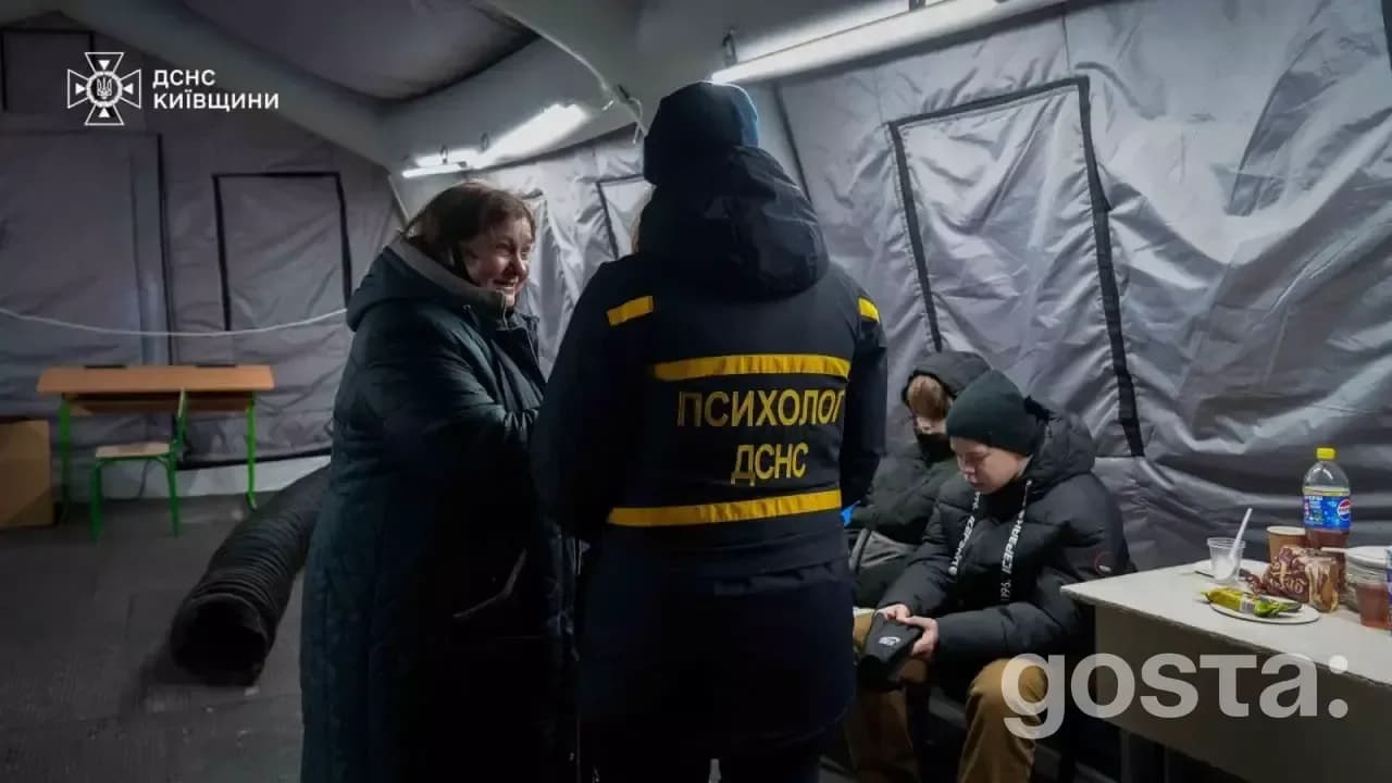 Психологи ДСНС надають допомогу відвідувачам у Пункті незламності в Києві під час кризи.