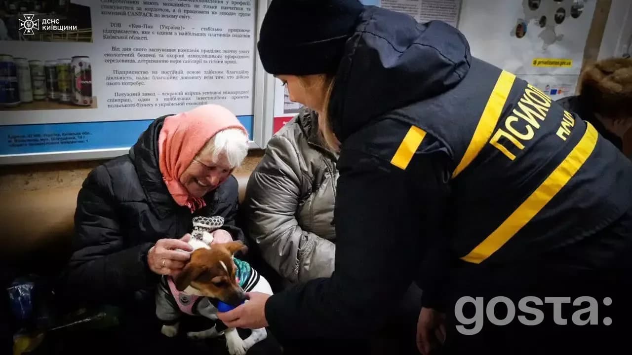 Співробітники психологічної служби допомагають людям у Пунктах незламності в Києві.