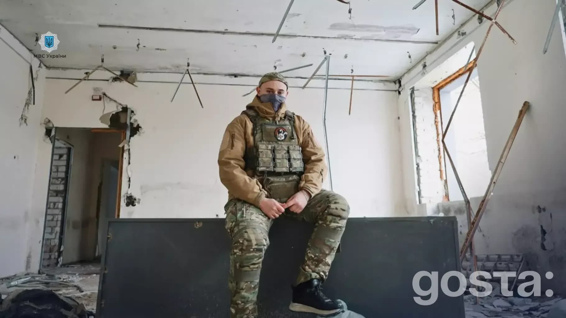 На зображенні зображено українського прикордонника у військовій формі всередині зруйнованої будівлі.