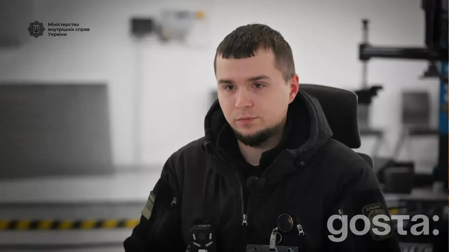 На фото зображений чоловік у чорній куртці, символізуючи незламність українських прикордонників.