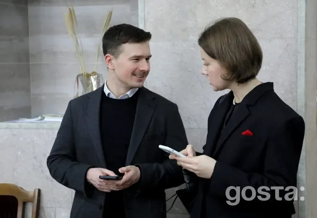 На фото двоє людей обговорюють питання культури під час зустрічі Мінкульту та профспілок у Києві.