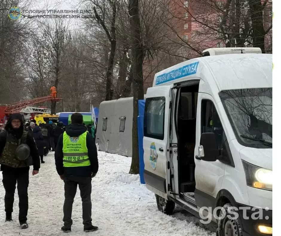 Співробітники міграційної служби в Дніпрі допомагають постраждалим після удару дрона, розгорнувши пункт обігріву.