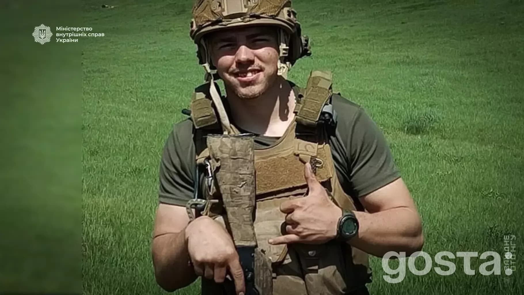 Гвардієць на полі в уніформі, символізує силу та стійкість захисників України.